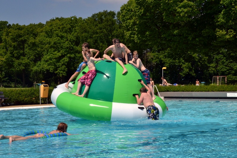 Gratis zwemmen voor kinderen van minima